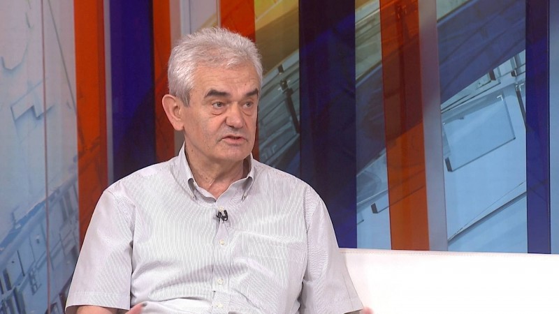 Dragan Janjić koji sebe voli da predstavlja nezavisnim novinarom, dok u isto vreme aktivno učestvuje u opozicionim uličnim protestima, optužio je svoje kolege, novinare RTS-a, zbog toga što nisu uključili kamere i direktno izveštavali o događajima u zgradi te televizije, i to u trenucima dok je zgrada bila pod okupacijom demonstranata od kojih su neki mahali motornim testerama